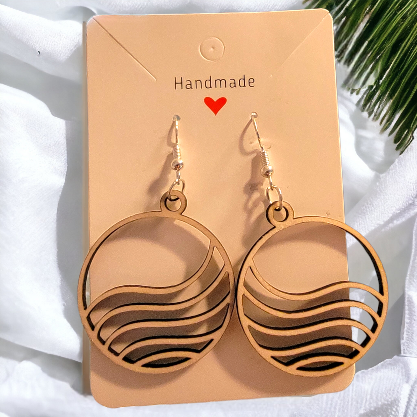Pendientes de madera cortados con láser