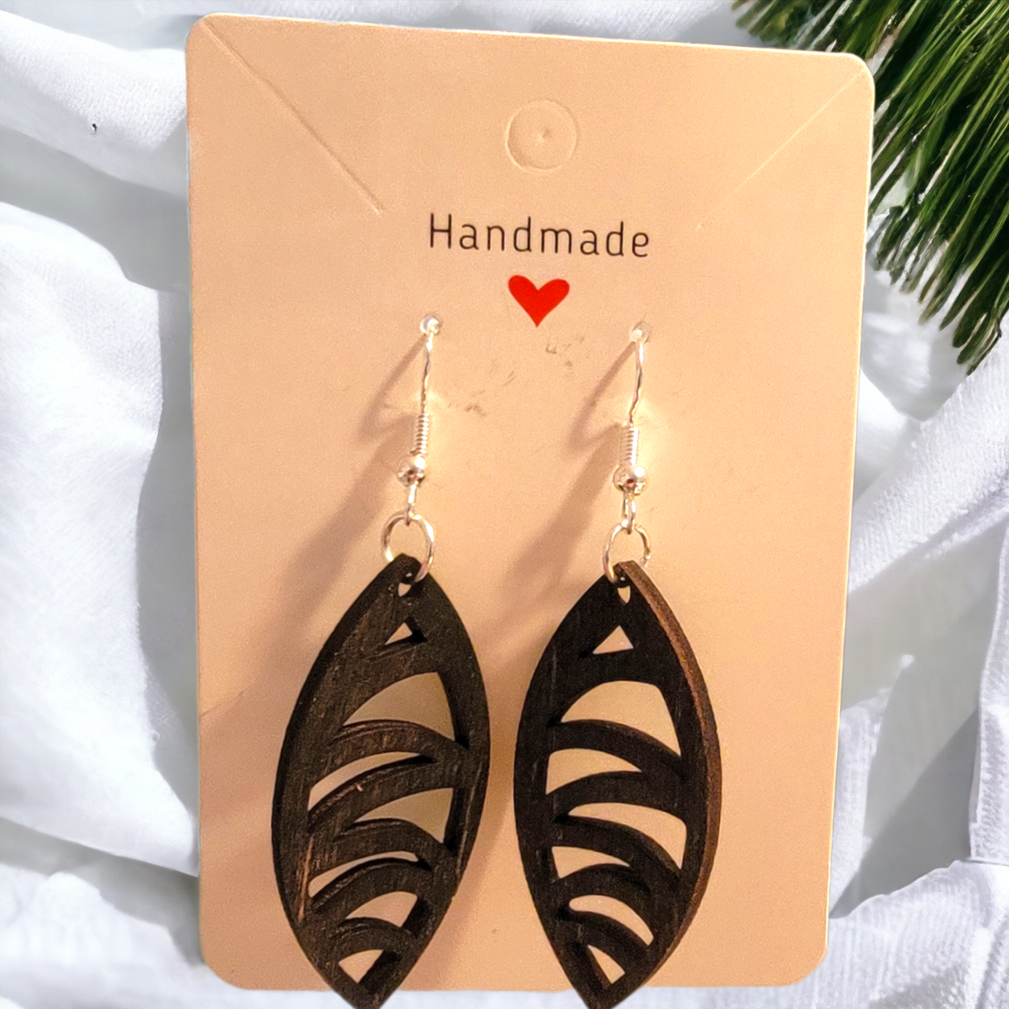 Pendientes de madera cortados con láser