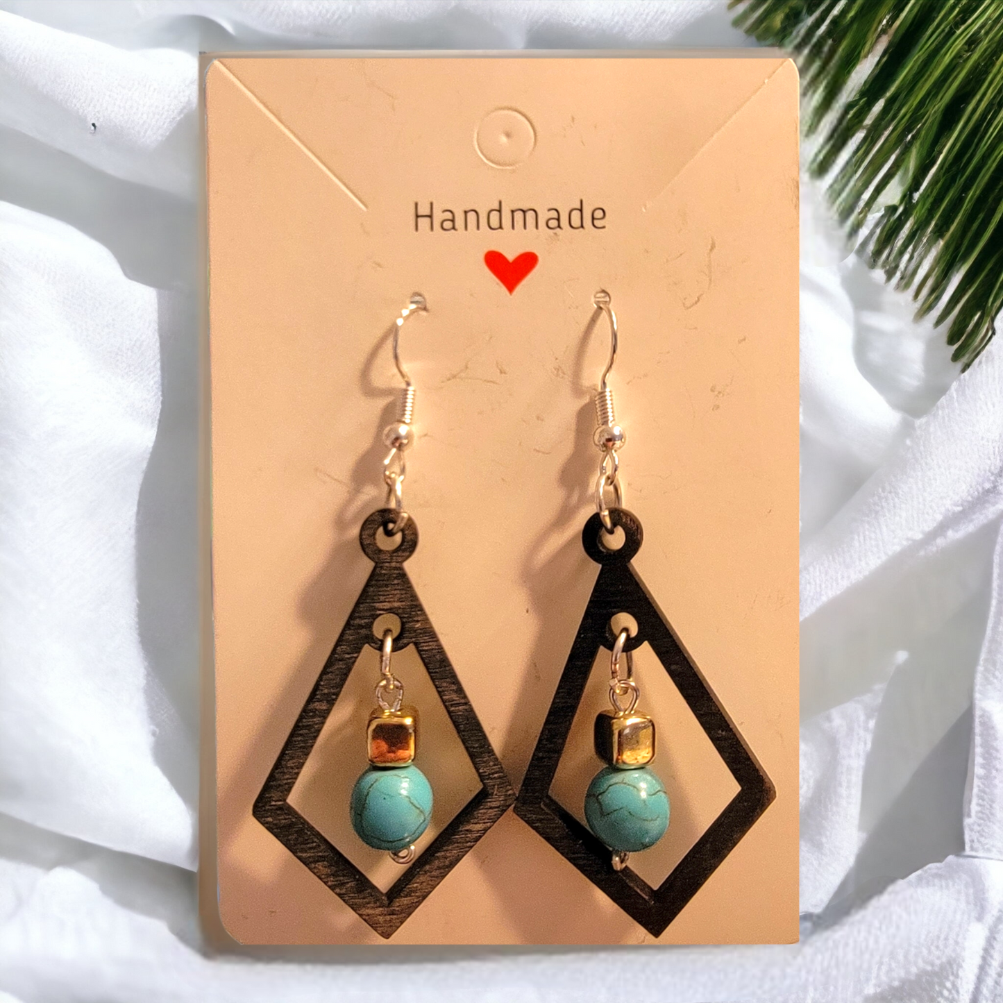 Pendientes de madera cortados con láser