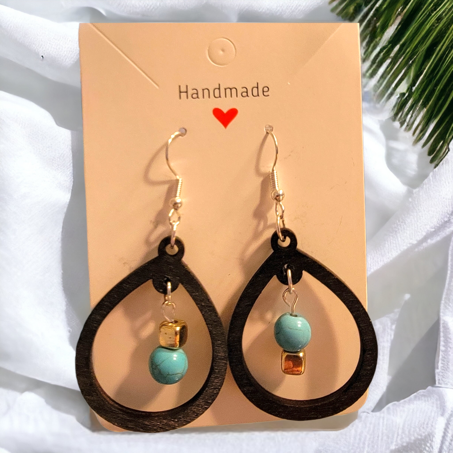 Pendientes de madera cortados con láser