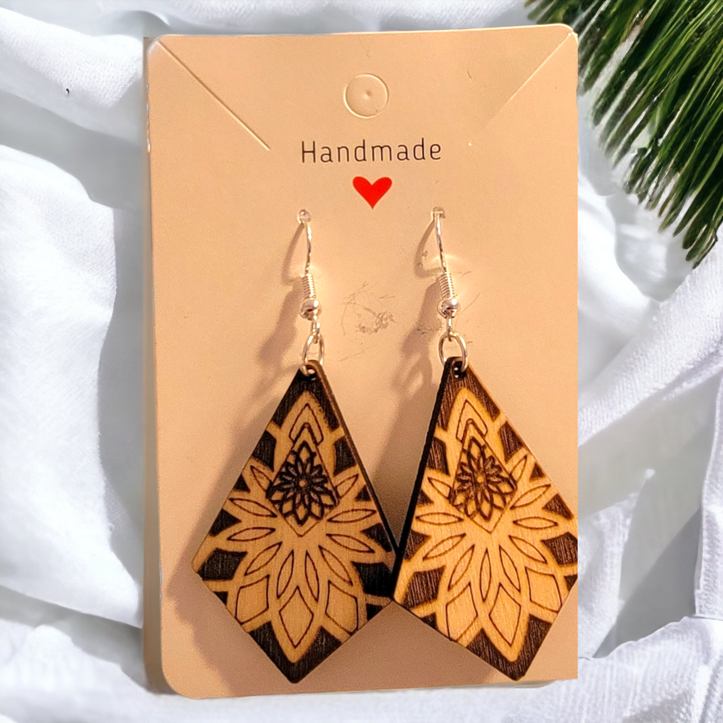 Pendientes de madera cortados con láser