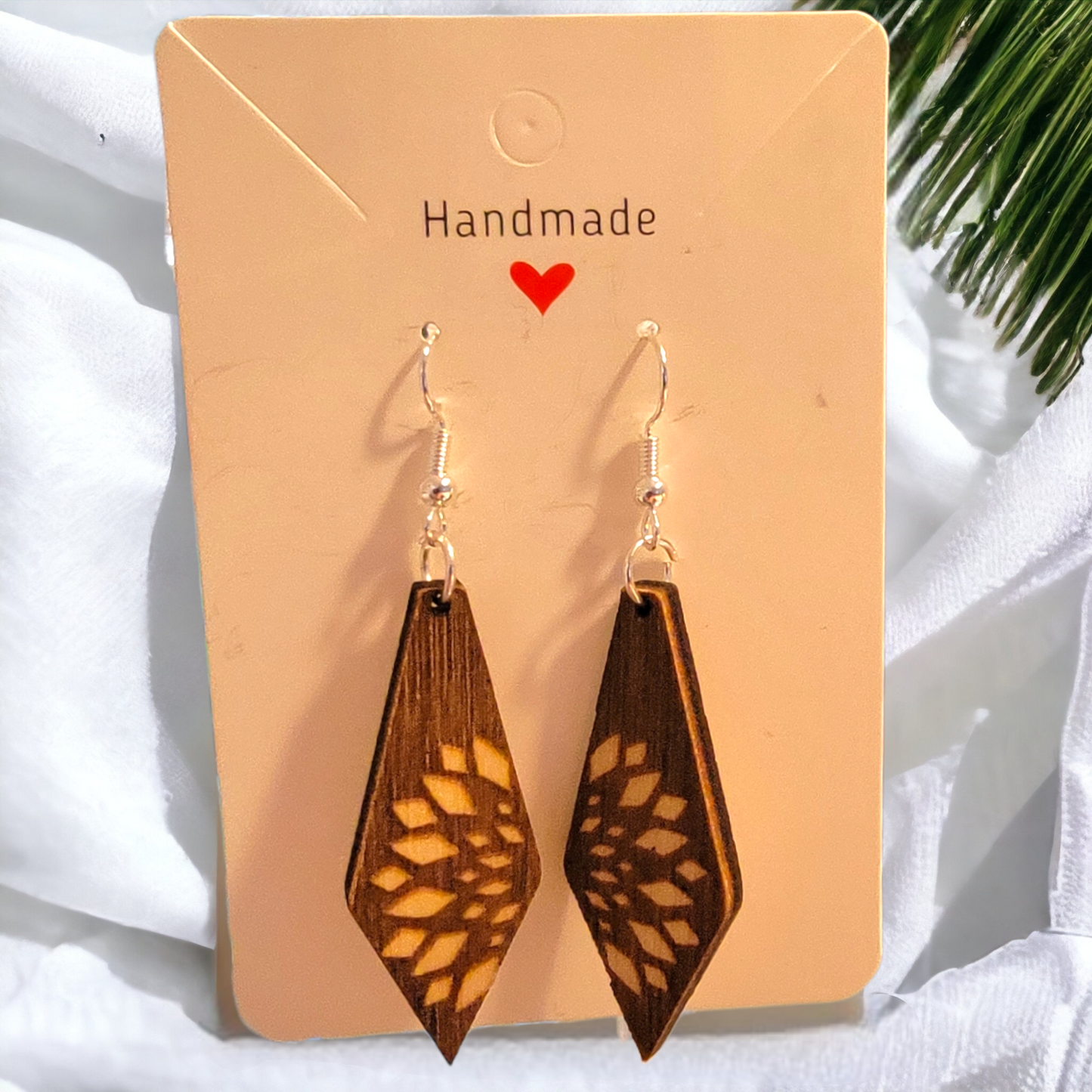 Pendientes de madera cortados con láser
