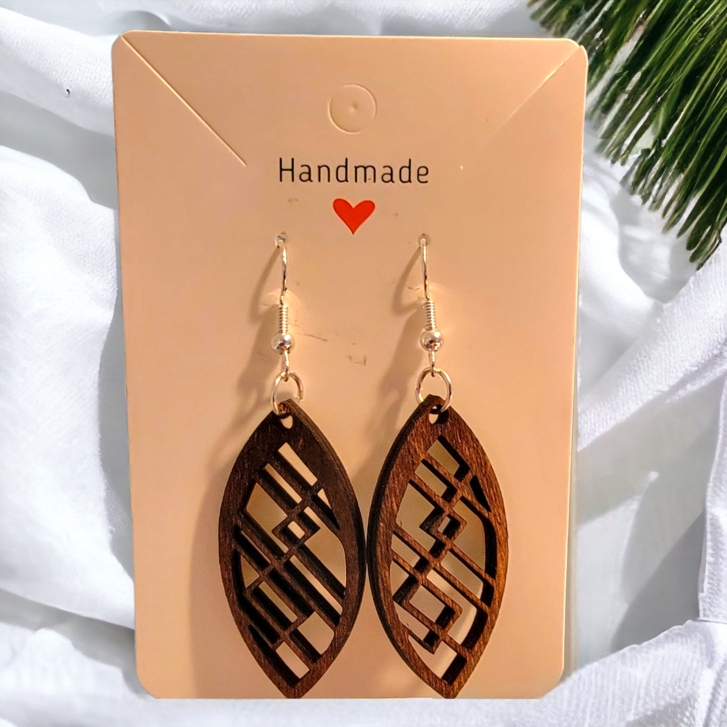 Pendientes de madera cortados con láser