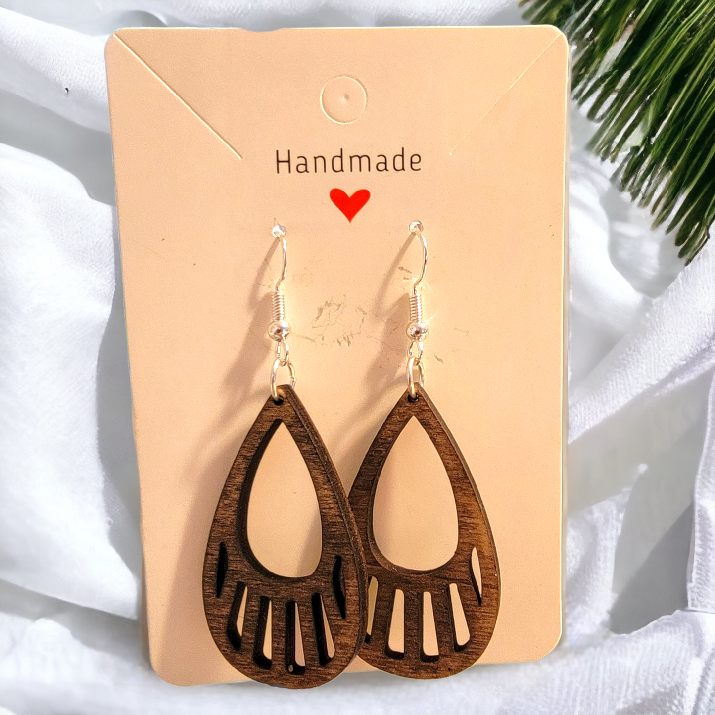 Pendientes de madera cortados con láser