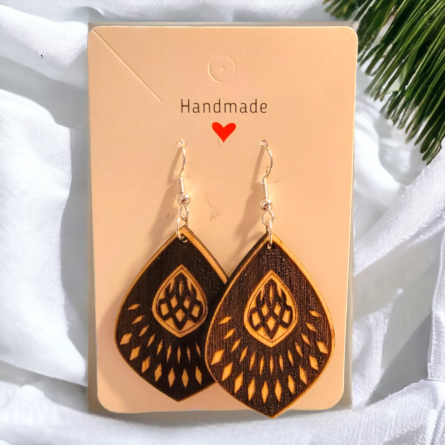 Pendientes de madera cortados con láser