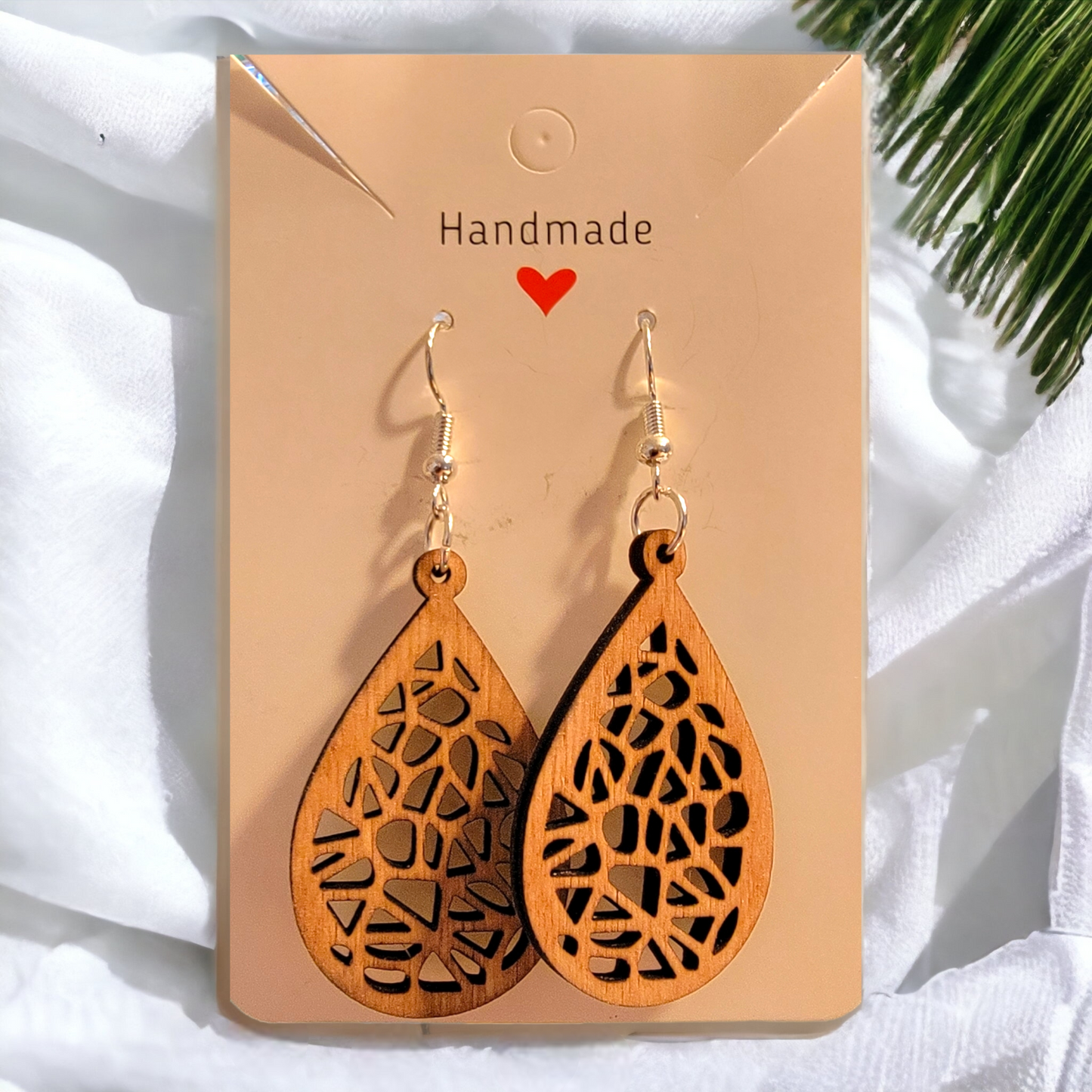 Pendientes de madera cortados con láser