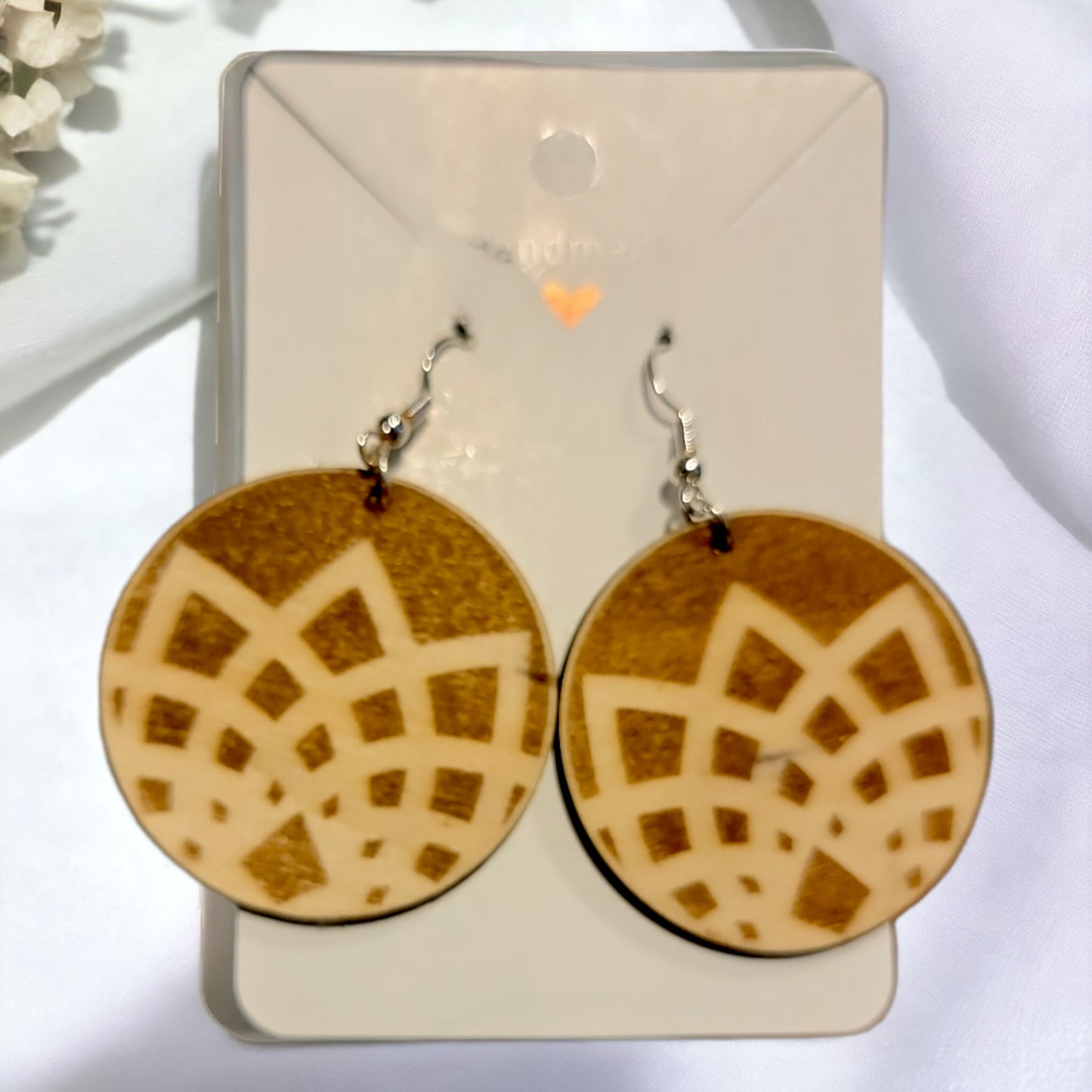 Pendientes de madera cortados con láser