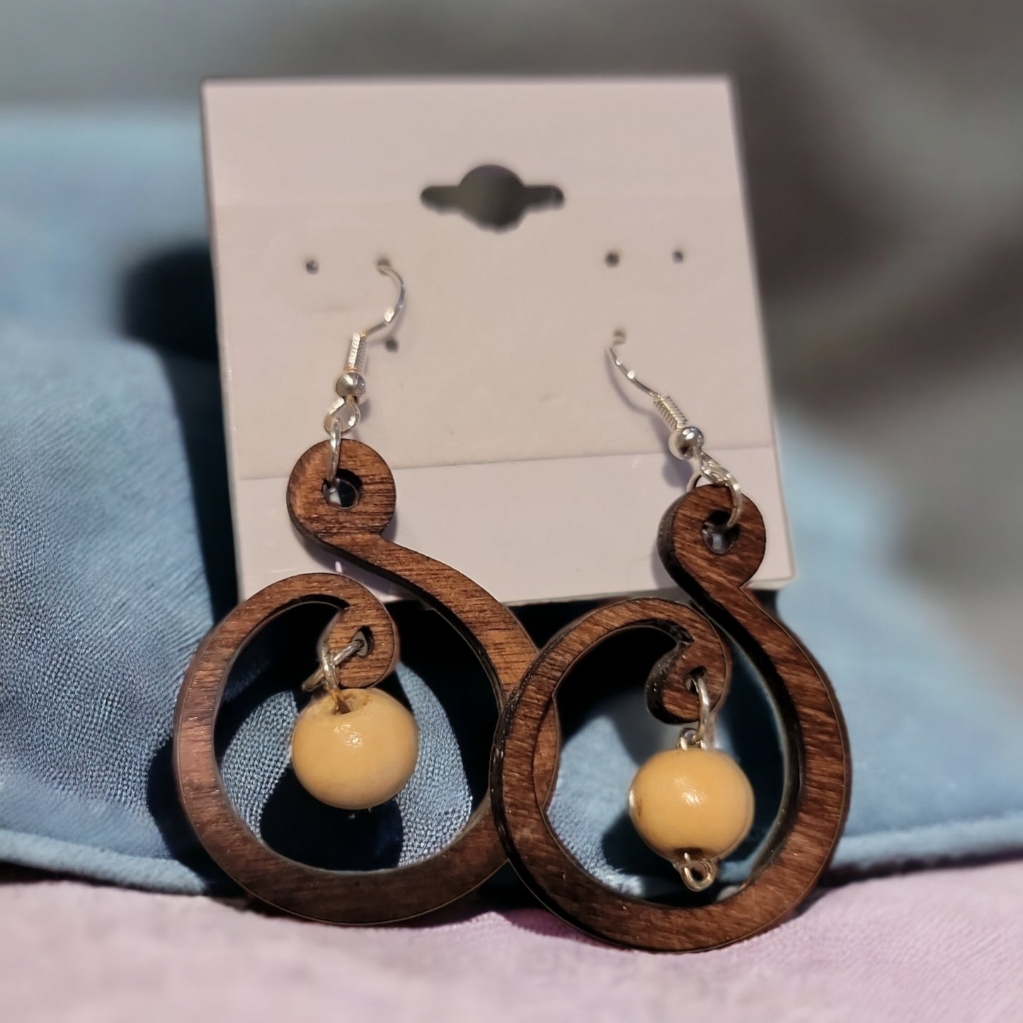 Pendientes de madera cortados con láser