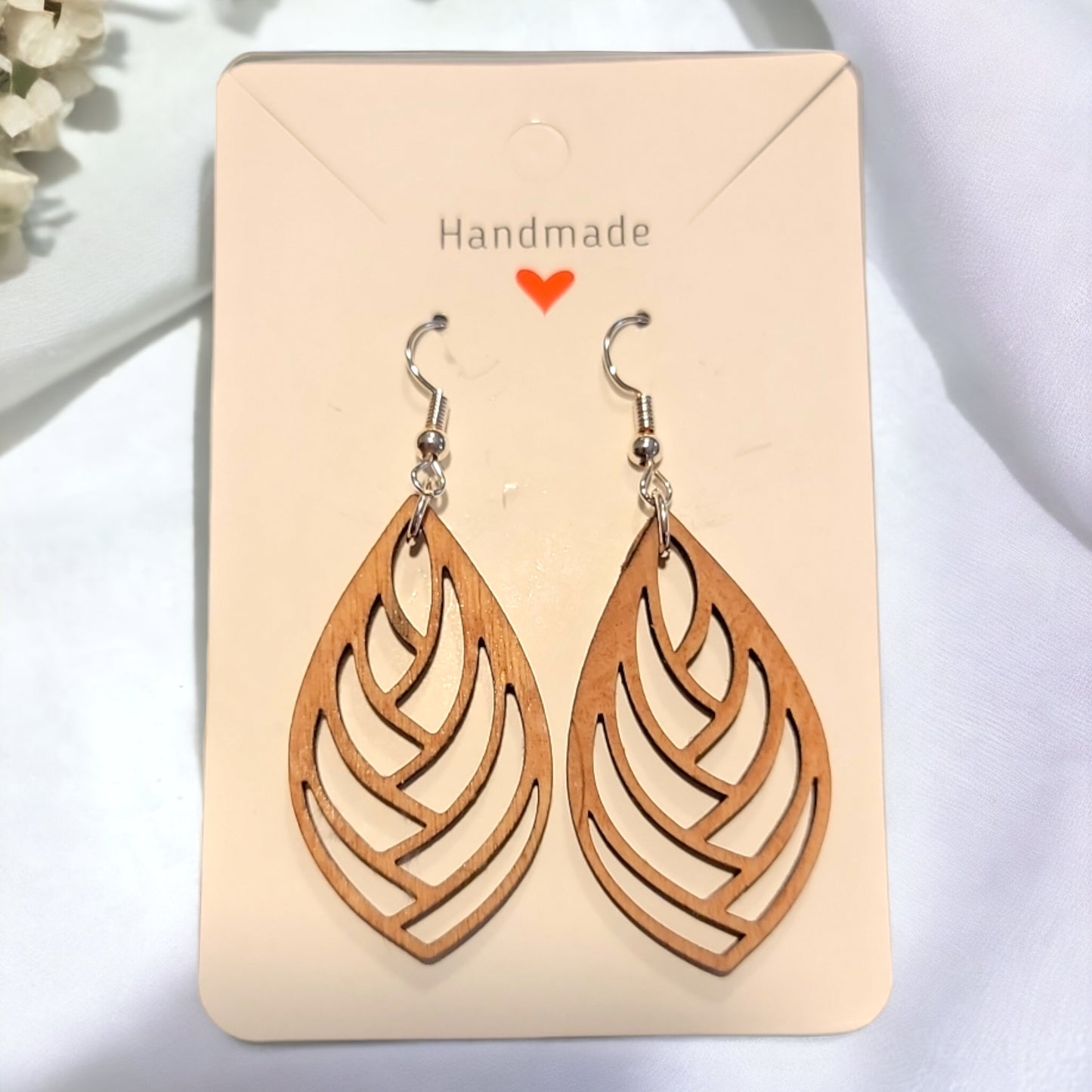 Pendientes de madera cortados con láser