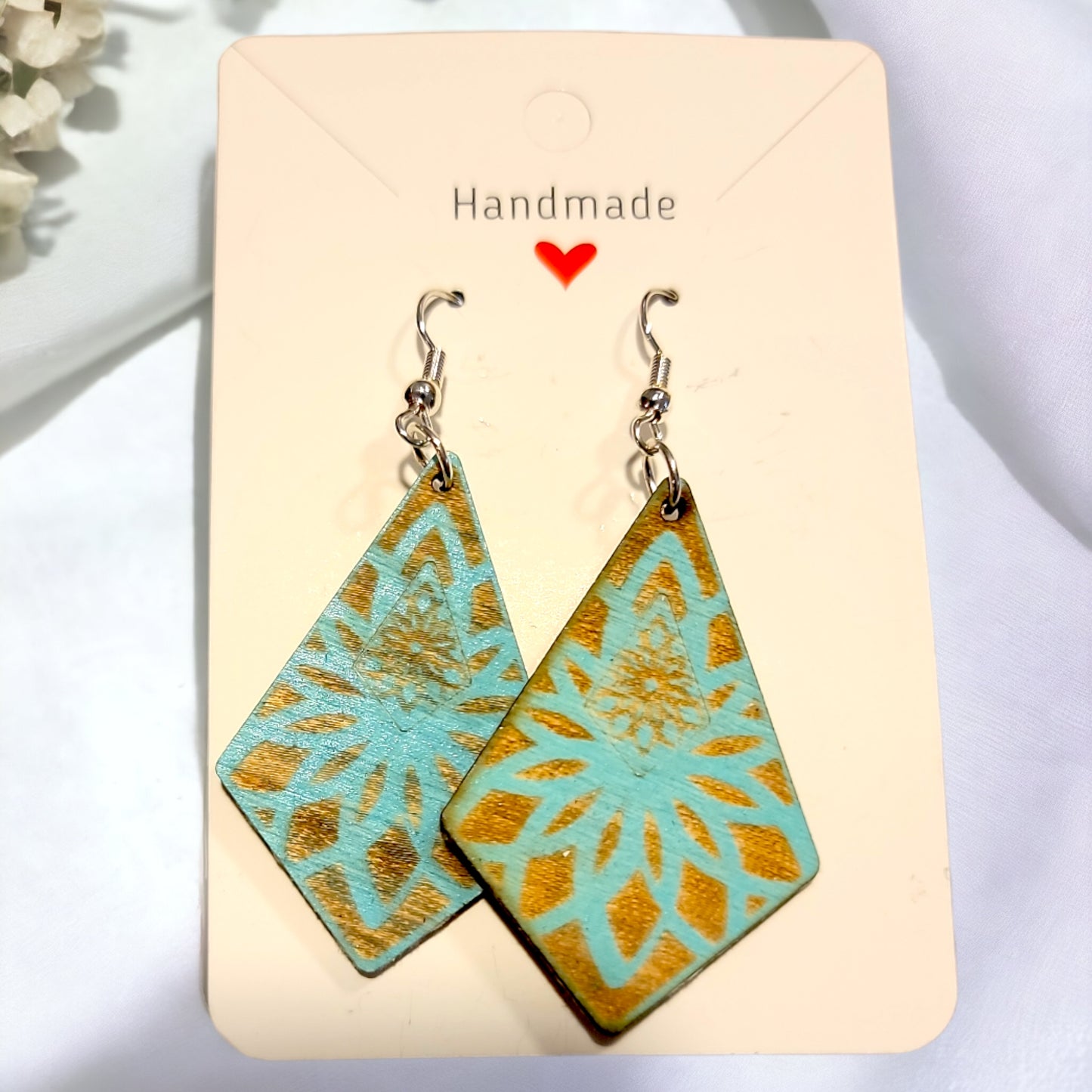 Pendientes de madera cortados con láser