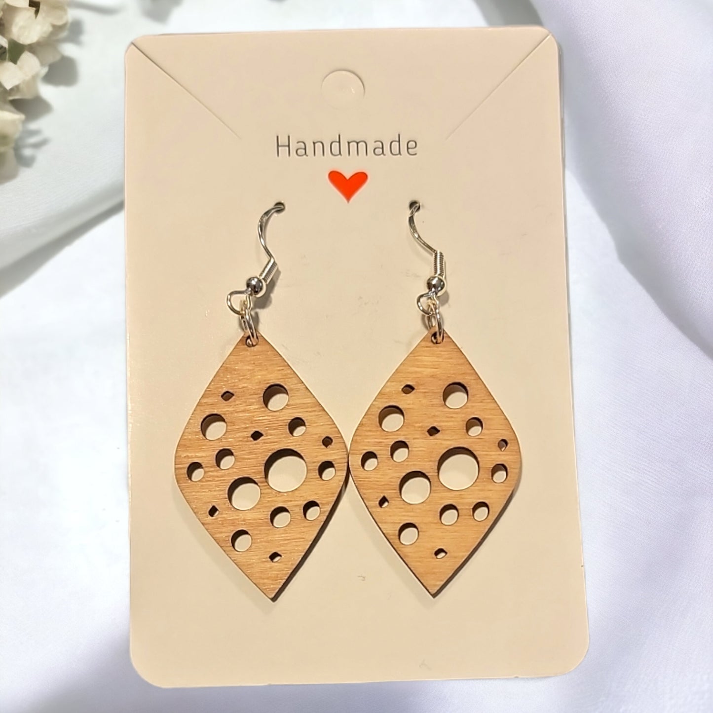 Pendientes de madera cortados con láser