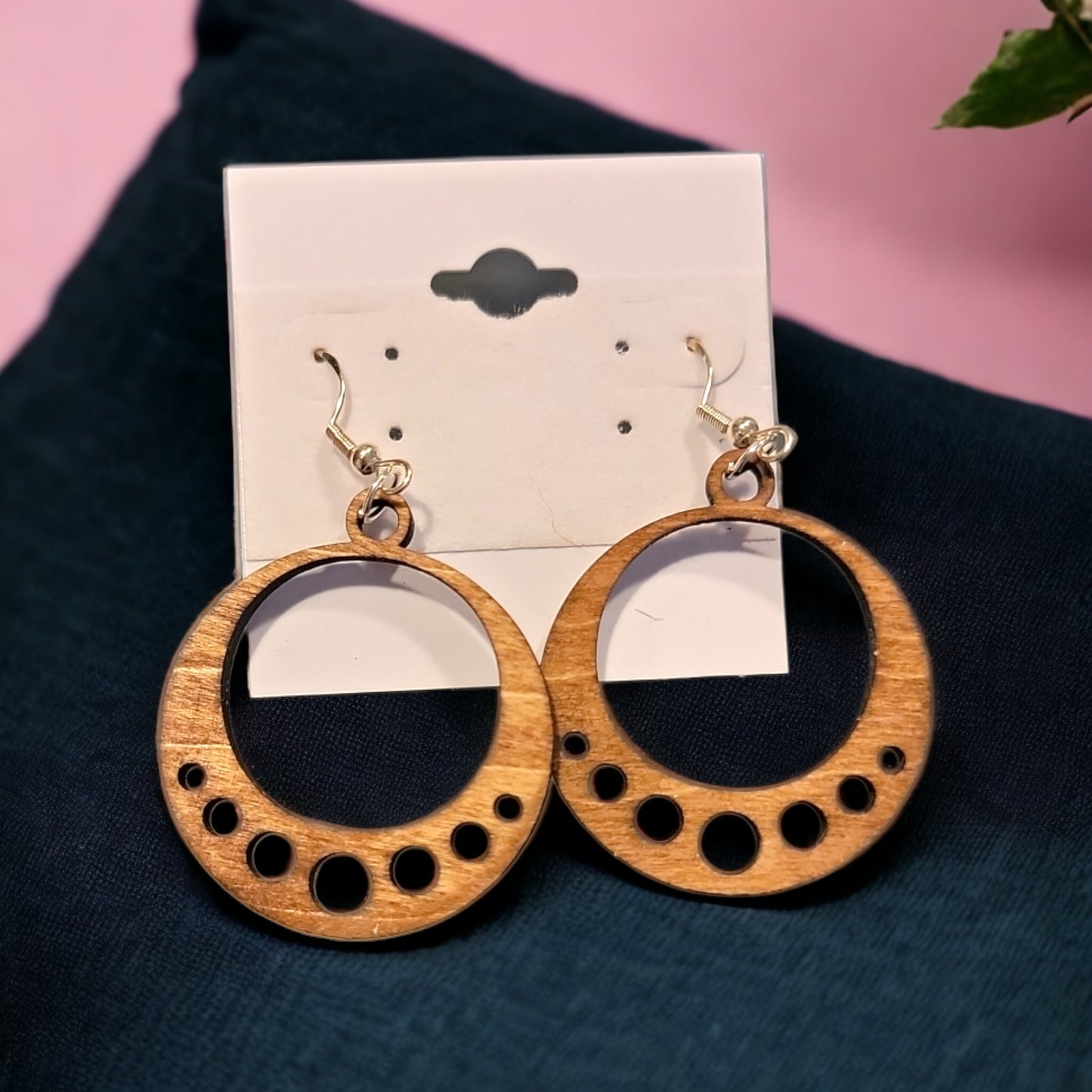 Pendientes de madera cortados con láser