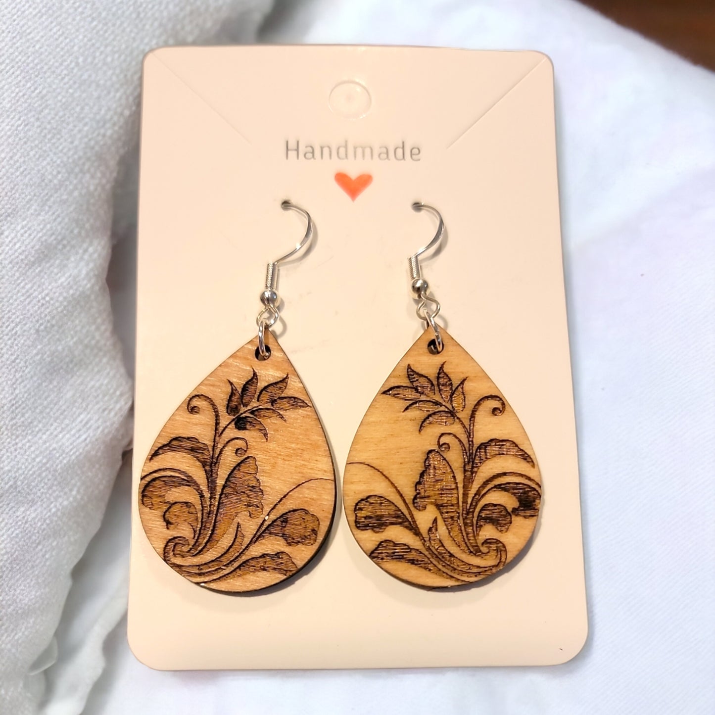 Pendientes de madera cortados con láser