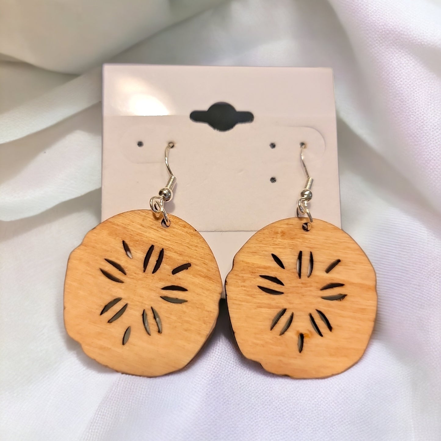 Pendientes de madera cortados con láser